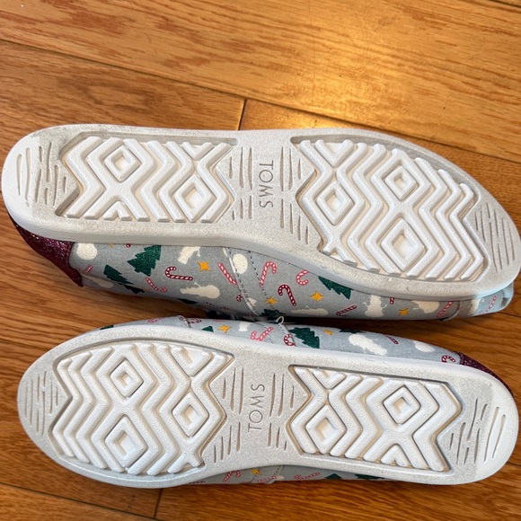 TOMS Festive Gray and Red Women's Slippers - Picture 4 of 4